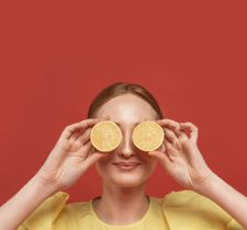 mujer-pelirroja-posando-limones